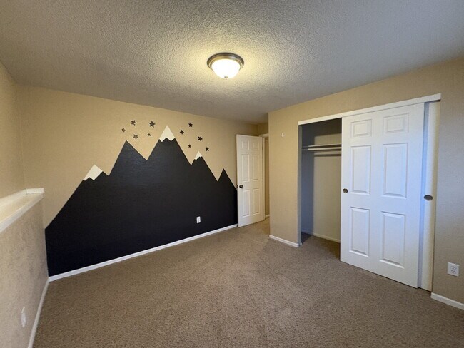 Building Photo - 1395 Hiawatha Dr
