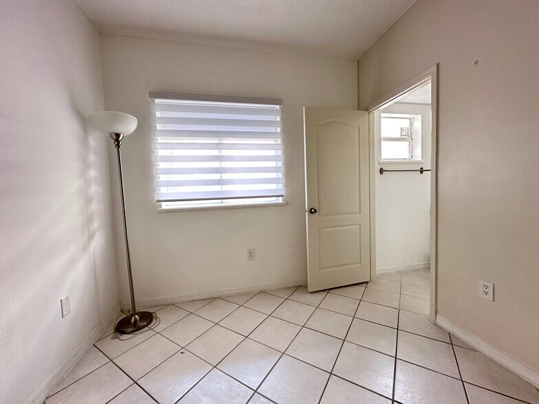Building Photo - 3051 SW 27th Ave