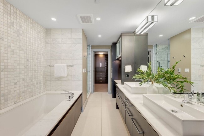Building Photo - LUX 2BD, 2.5BA Brownstone in Cherry Creek ...