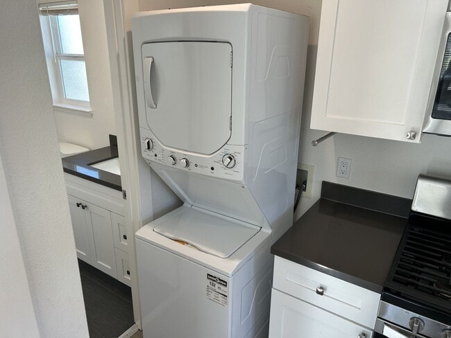 Building Photo - Super Cute 1 Bedroom, 1 Bath West Petaluma...