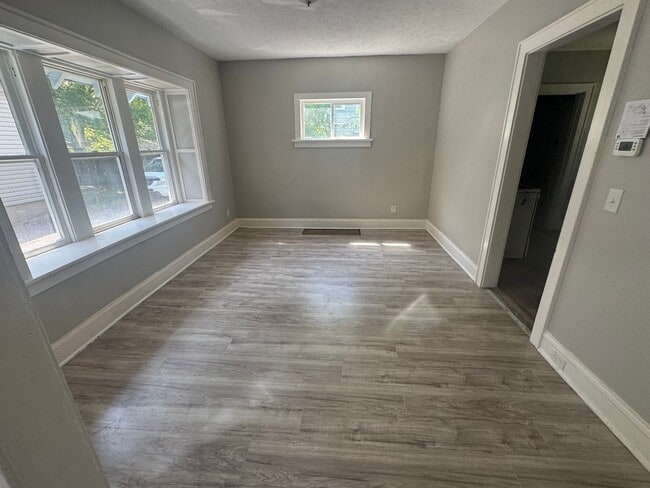 Building Photo - Single Family Home 4 Bedroom and 1 Bath