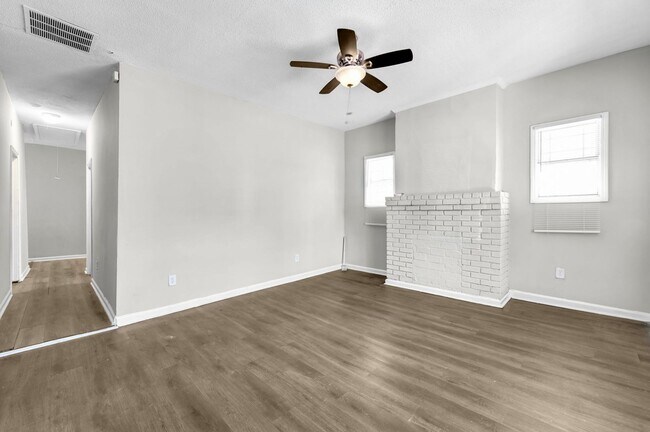Building Photo - For Rent West Side $ 1675.00   3 bedroom/2...