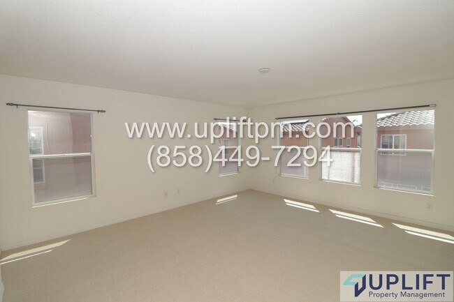 Building Photo - 4 bedroom 2.5 bathroom home in Chula Vista...