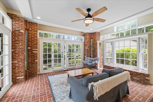 Building Photo - Spacious Home with Fenced Yard Exclusive Access to Hethwood Amenities