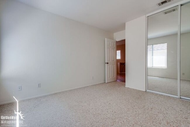 Building Photo - Lovely 3Bdm 2Ba Patio Home Located in the ...