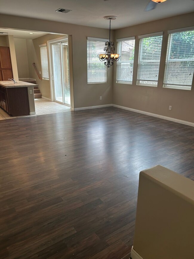 Building Photo - Spacious home in University Park