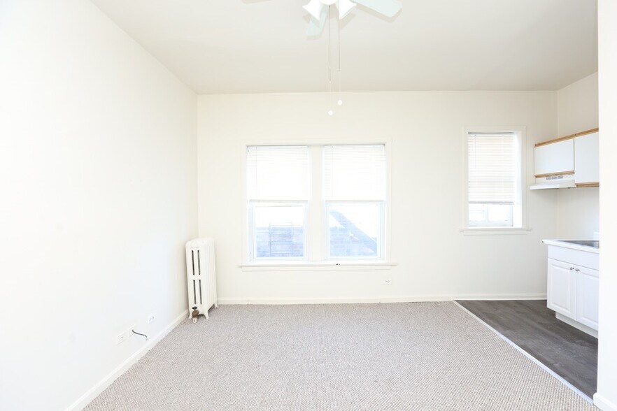 Building Photo - 3957 W Irving Park Rd