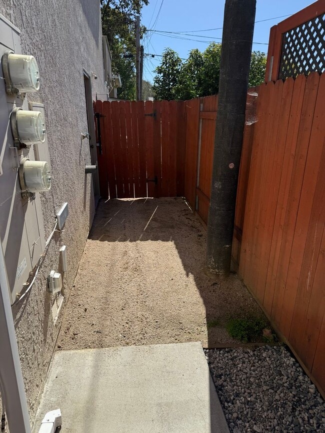 Building Photo - West Ventura 1+1 bedroom unit with a 2 car...