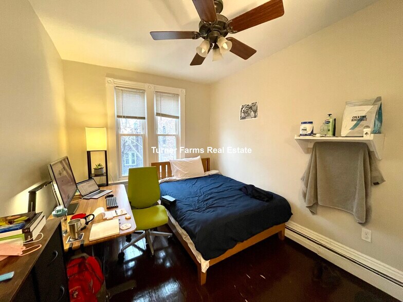 Building Photo - 717 Parker St