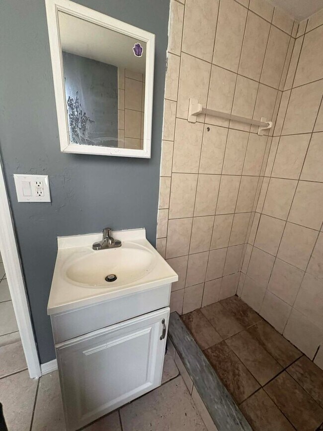 Building Photo - 4 bedroom Single-Family Home Available for Move-In NOW