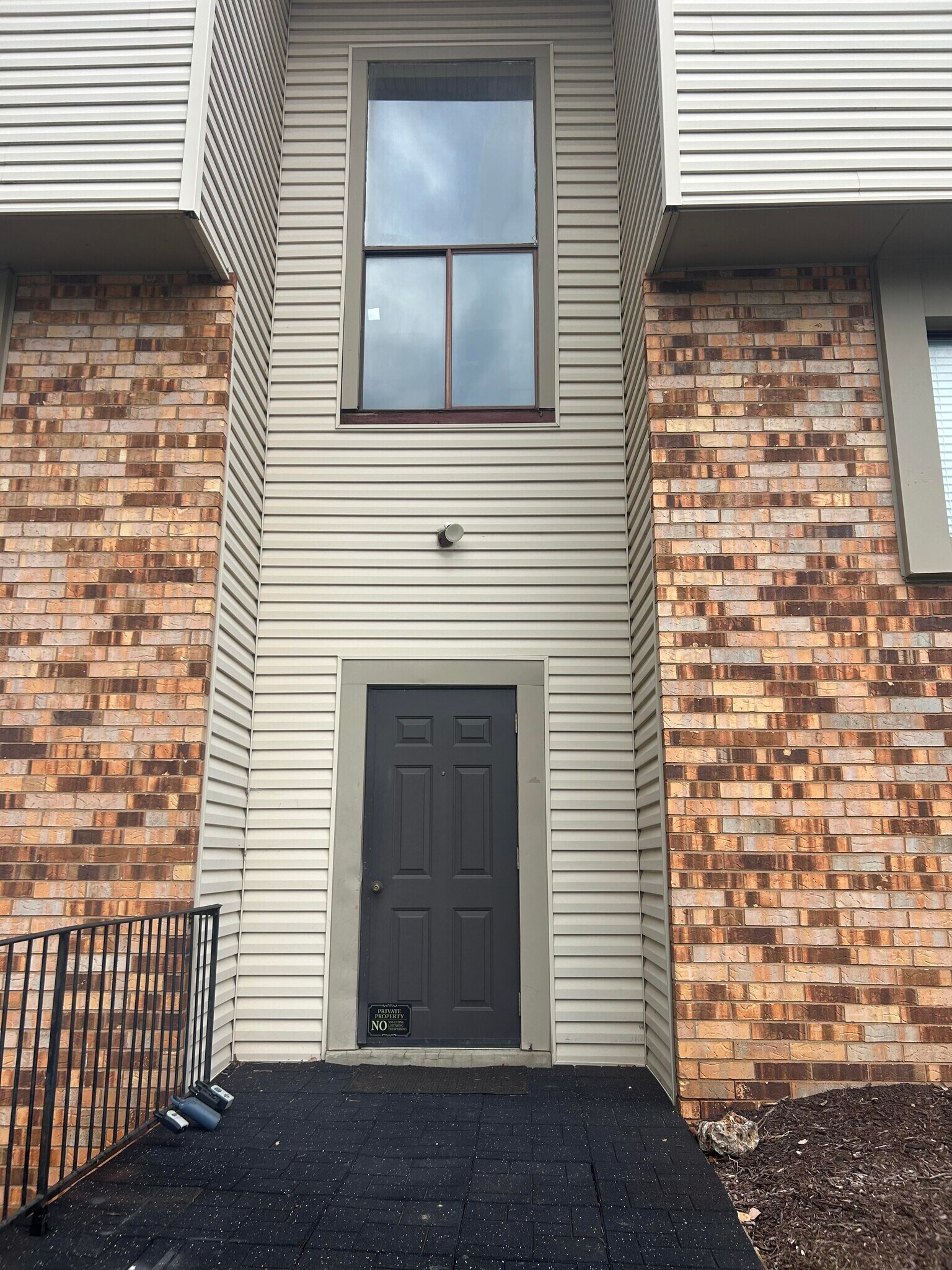 Side building Entrance - 1233 Guelbreth Ln