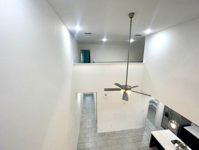 Building Photo - 9905 Kaspar Dr