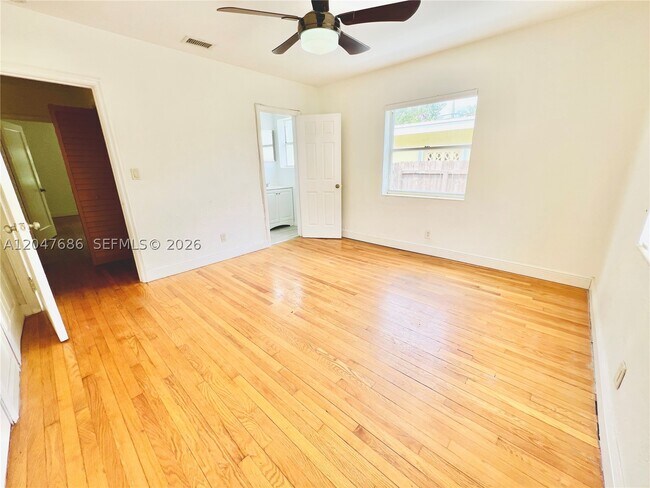 Building Photo - 410 Pinecrest Dr