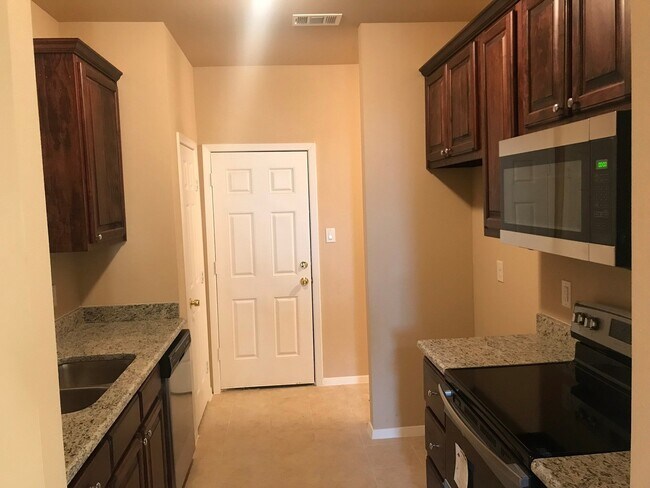 Building Photo - 4 Bed, 2.5 Bath Duplex