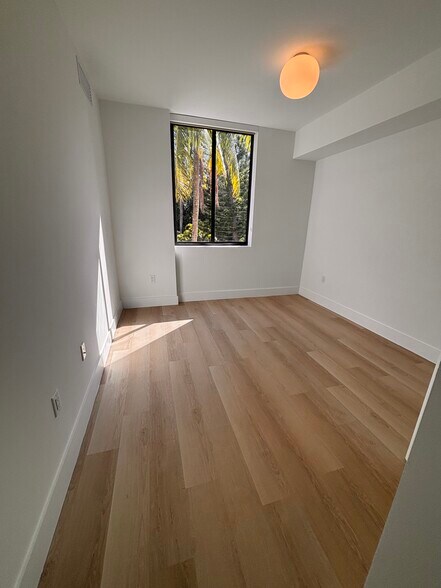 Building Photo - 1541 Van Buren St