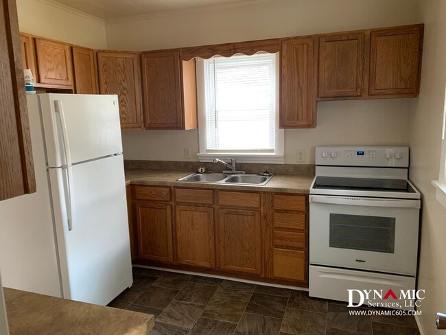 Building Photo - 4+ Bedroom, 2 Bath House By Augustana and USF