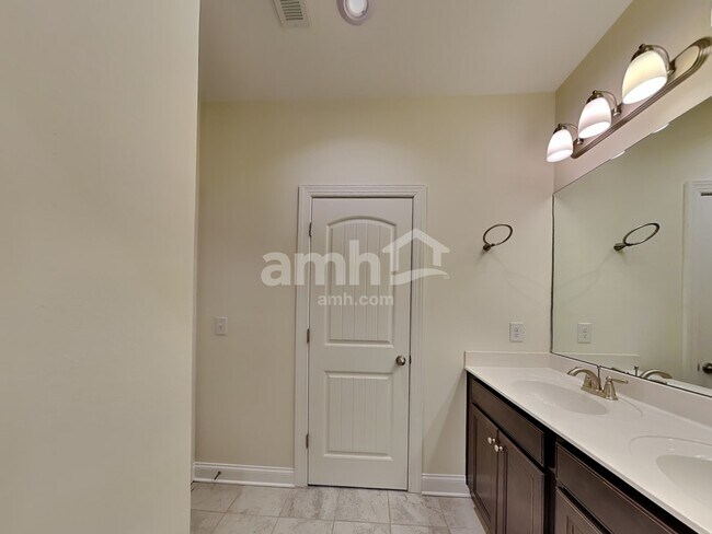 Building Photo - 124 Benjamin Ln