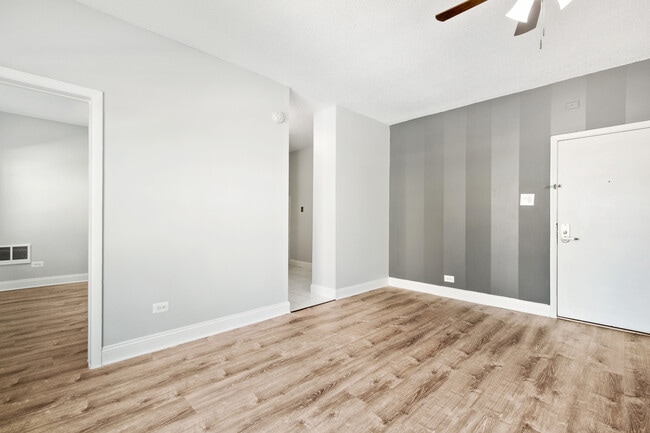 Building Photo - 4520 N Clarendon Ave