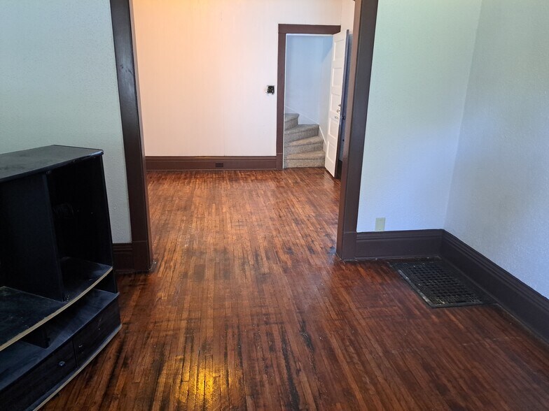 Building Photo - 915 W Thrush Ave