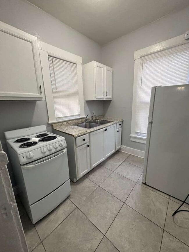 Building Photo - 140 E 5th St