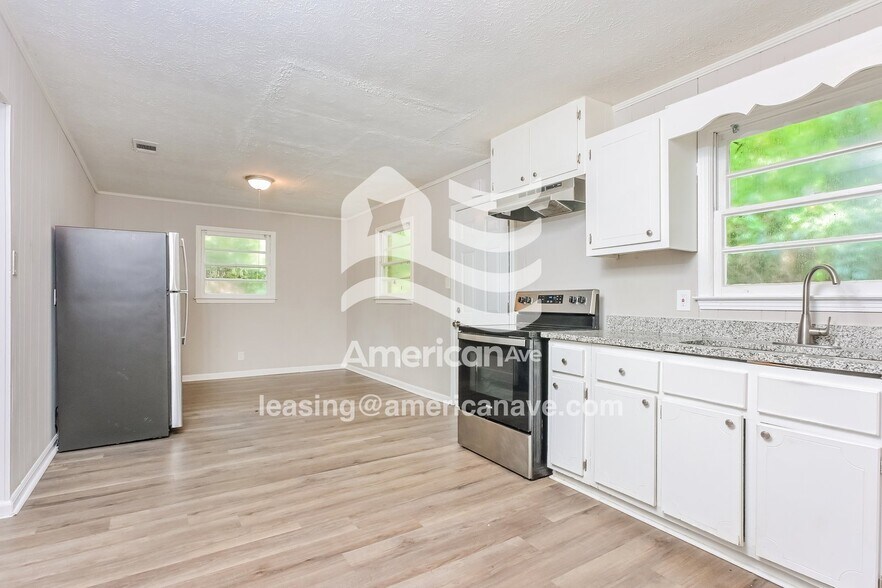 Building Photo - 928 Perry Dr