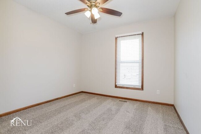 Building Photo - 419 W Sunrise Dr