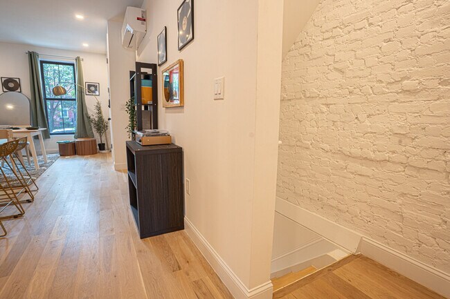 Building Photo - 48 Somers St