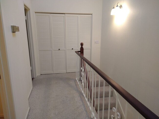 Building Photo - Davis Townhouse