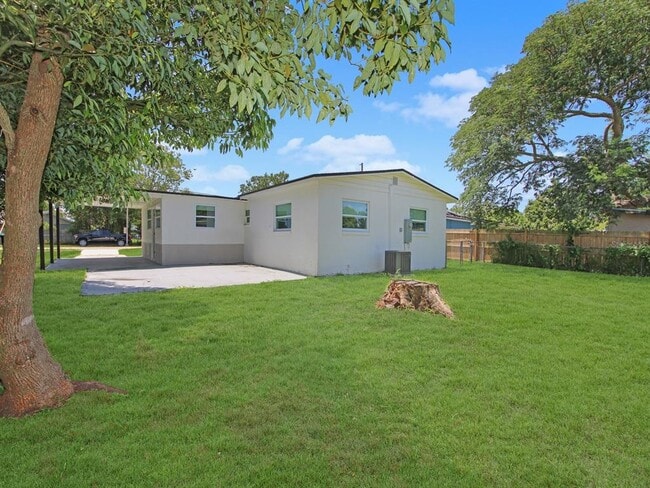 Building Photo - 2806 Bonneville Dr