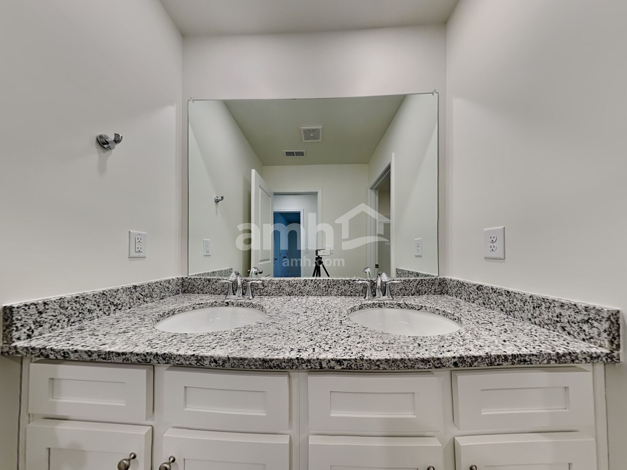 Building Photo - 5952 Sycamore Pl St