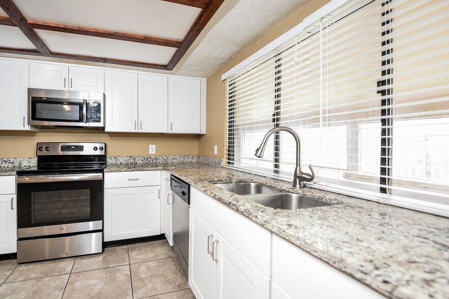 Building Photo - 14606 Leacrest Dr
