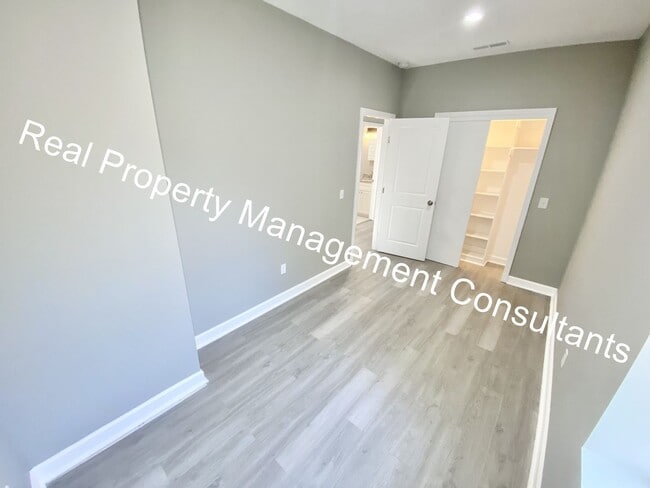 Building Photo - Renovated 3-Bedroom Home! Deposit Free Living Available via Obligo