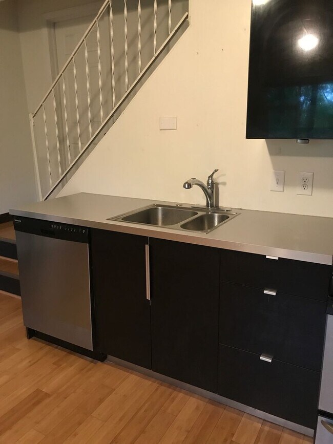 Building Photo - AVAILABLE JULY 2026 - Beautiful 2 Bedroom Home in South Side Slopes!