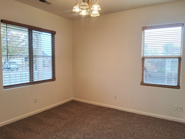 Building Photo - Great 3 Bedroom in Sutro Area