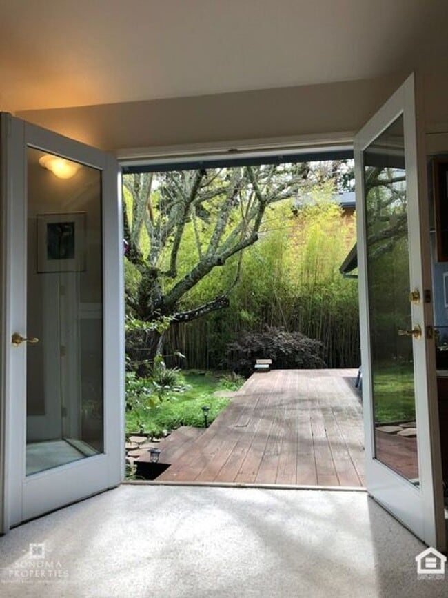Building Photo - Inviting 3BD/2BA Home in Glen Ellen