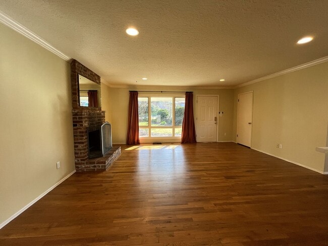 Building Photo - Classic Comfort: 3-Bed, 1.5-Bath Home with Covered Patio & Deck