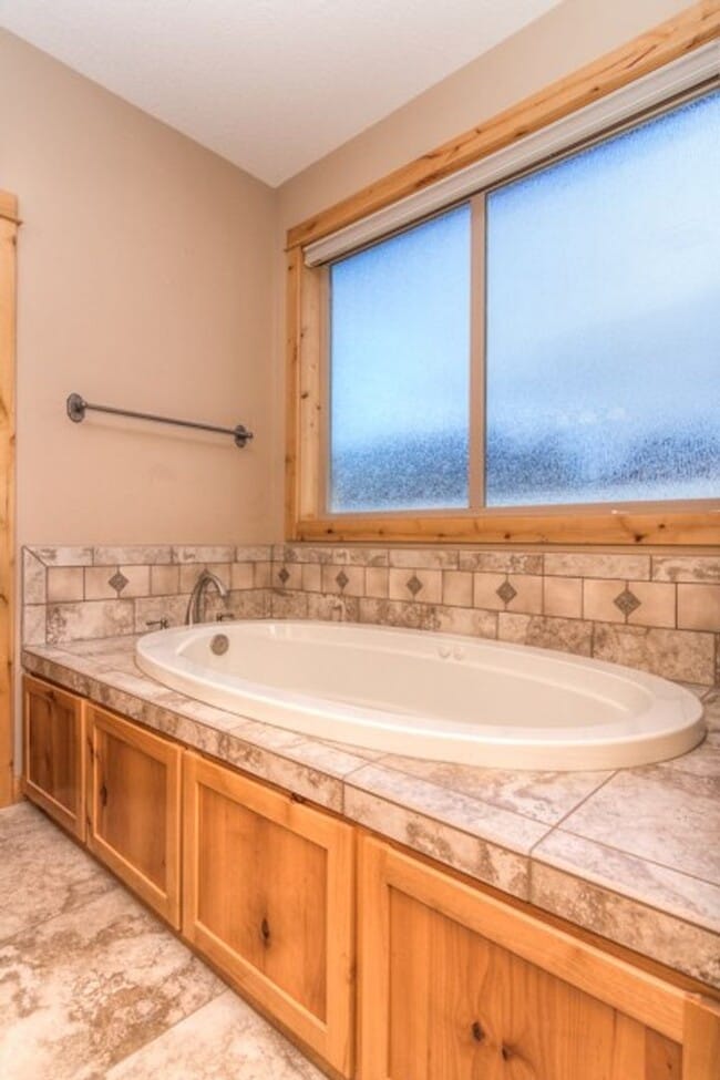 Building Photo - Award-winning, custom-built home in the highly-desired Cascade View Estates