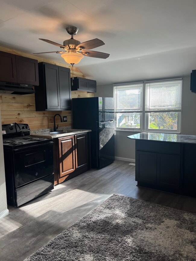 Building Photo - 629 Clinton St