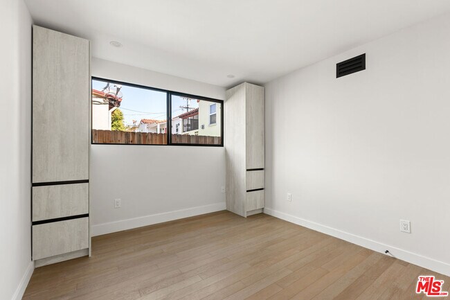 Building Photo - 1450 S Crescent Heights Blvd