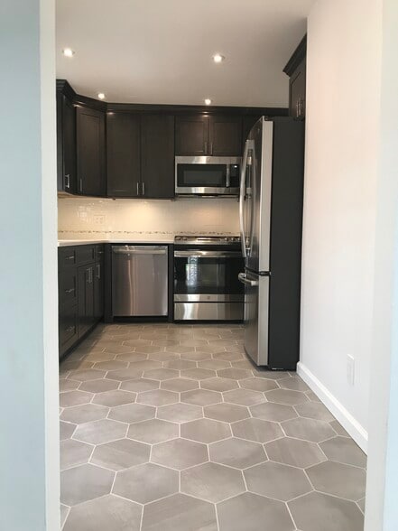Kitchen - 1843 Clintonville St