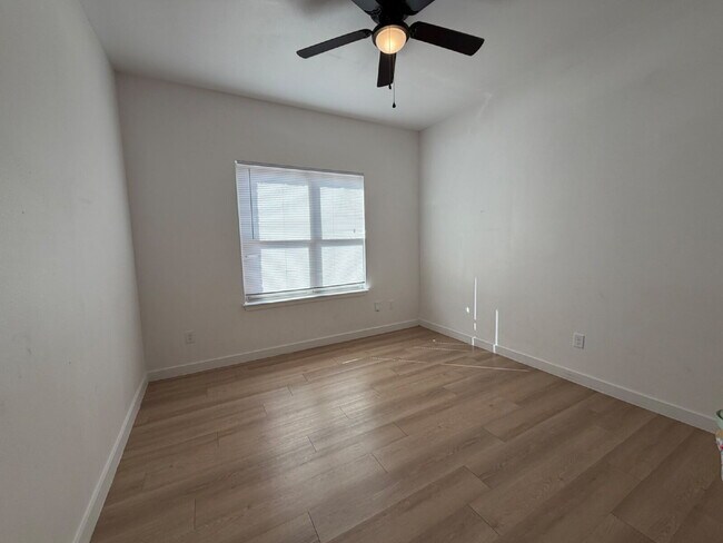 Building Photo - "Spacious 3-Bed 3-Bath with Granite Elegance in Lubbock"