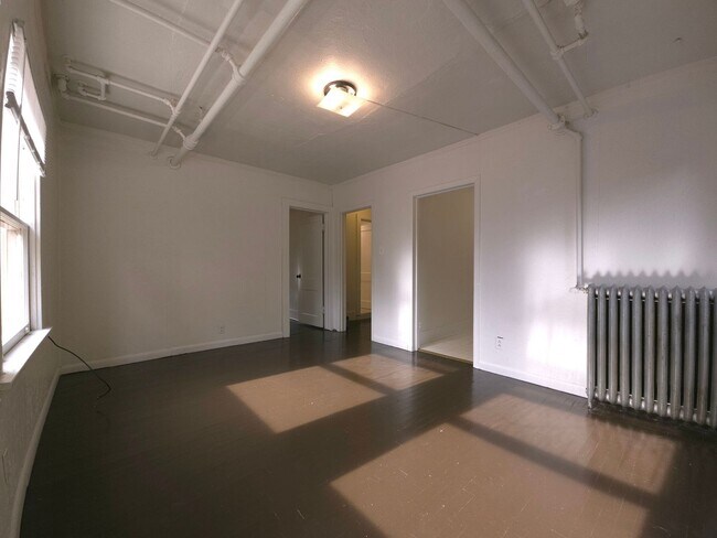 Building Photo - Price Reduced! Great Hill Location- 2 Bedr...