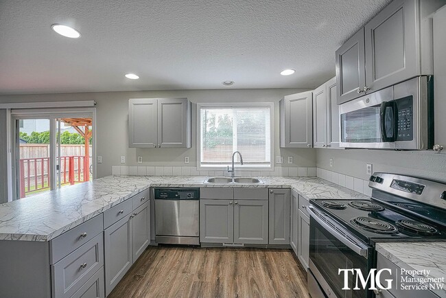 Building Photo - Beautifully Remodeled 3BR Home with Fenced Backyard