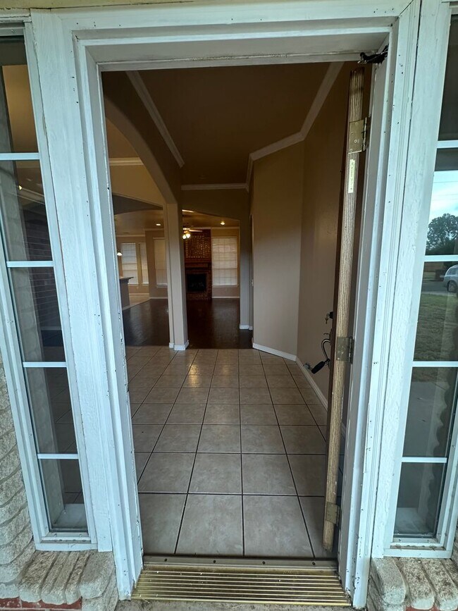 Building Photo - 2504 Thomas Dr