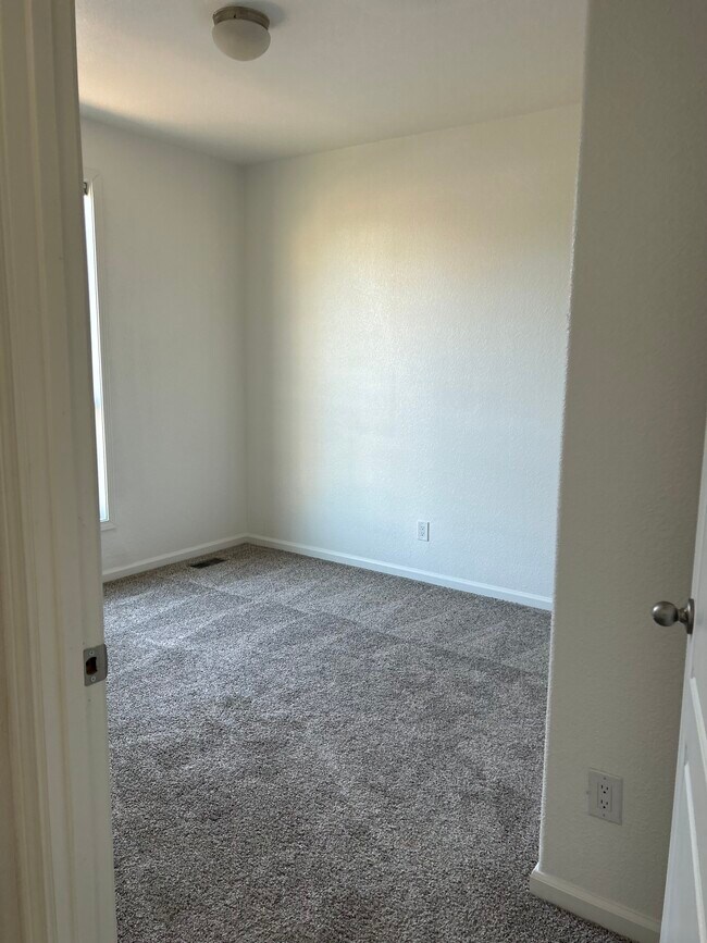 Building Photo - 3953 Stoneridge Dr