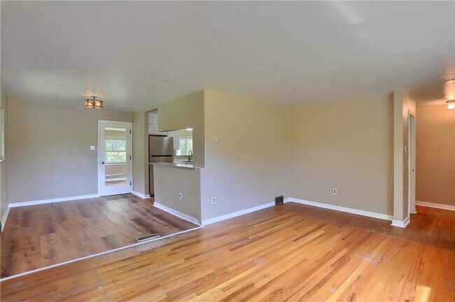 Building Photo - 194 Woodridge Dr