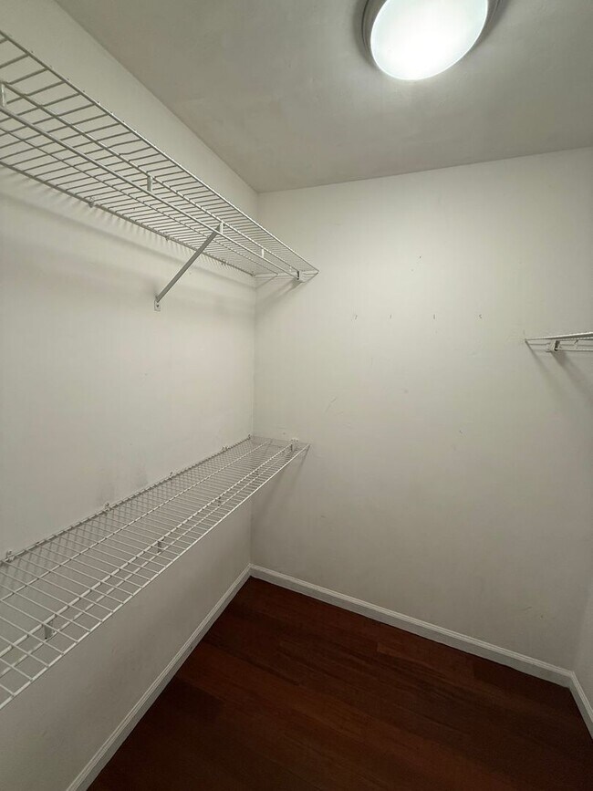 Building Photo - Well Kept 2/2 with Fenced in yard!