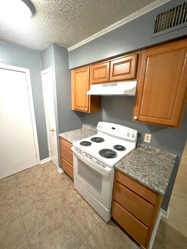 Building Photo - Move in Special!!!!!! Newly renovated 2 Be...