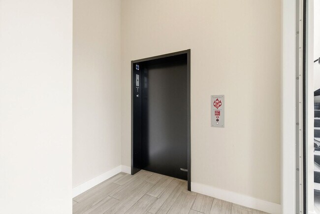 Building Photo - Gorgeous & Modern Los Altos Condo