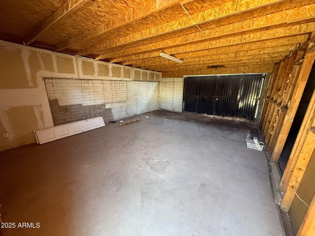 Building Photo - 851 E 9th St